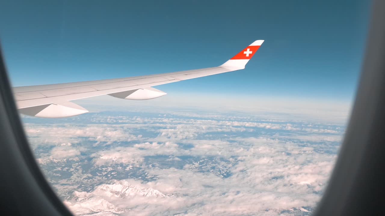 스위스 위의 비행기 창 보기