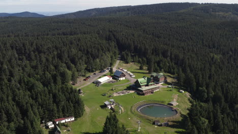 Hotel-Paprsek-En-Primavera,-Claro-Abierto-En-Medio-De-Un-Denso-Bosque-Montañoso,-órbita-Aérea