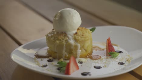 nahaufnahme eines köstlichen apfelkuchen-desserts mit vanilleeis-topping