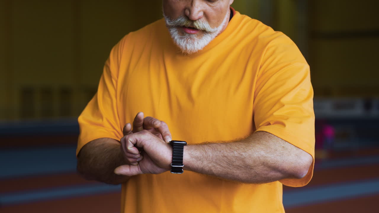 hombre mayor con reloj de fitness