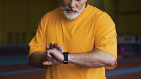 hombre mayor con reloj de fitness