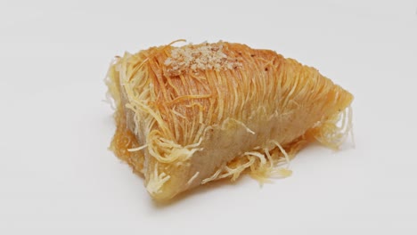 고립 된 회전하는 색 배경에 baklava 디저트
