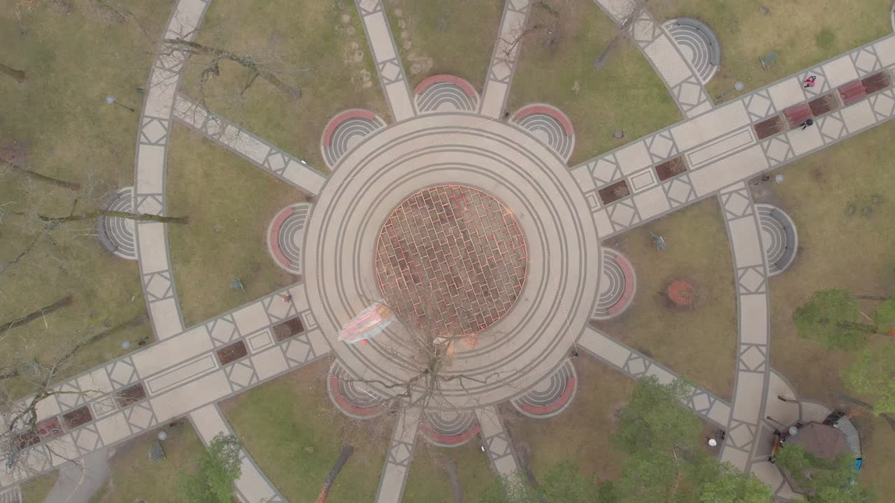 образец глаз в парковой аллее