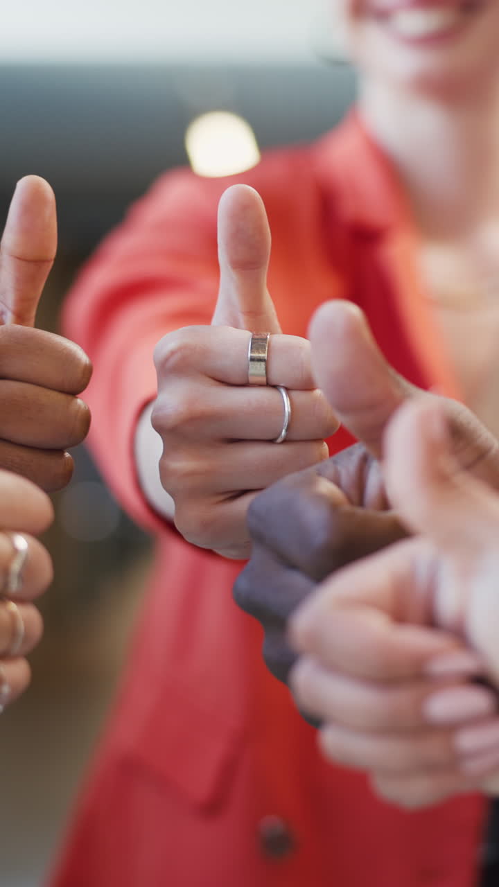 Primo piano di mani diverse che fanno il pollice in su