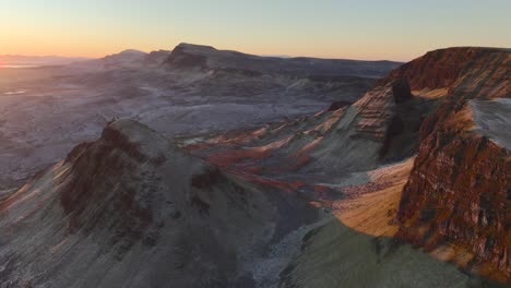 Paisaje-Montañoso-De-Deslizamiento-De-Tierra-Invernal-Al-Amanecer