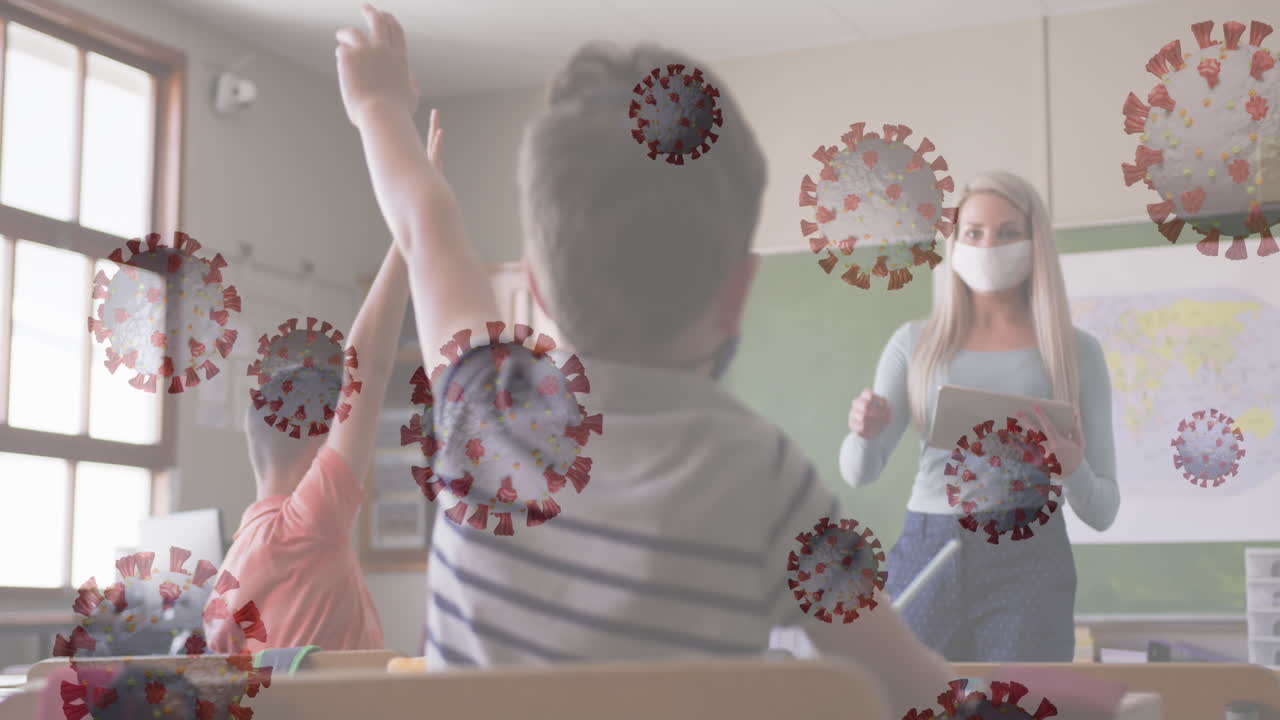 학교에서 코로나 19 세포의 애니메이션과 학교에서 얼굴 마스크를 착용한 여성 교사