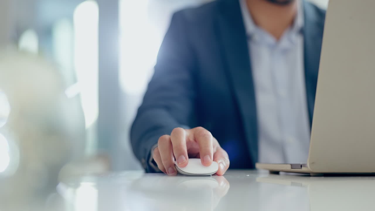 manos, hombre y profesional de negocios con el ratón