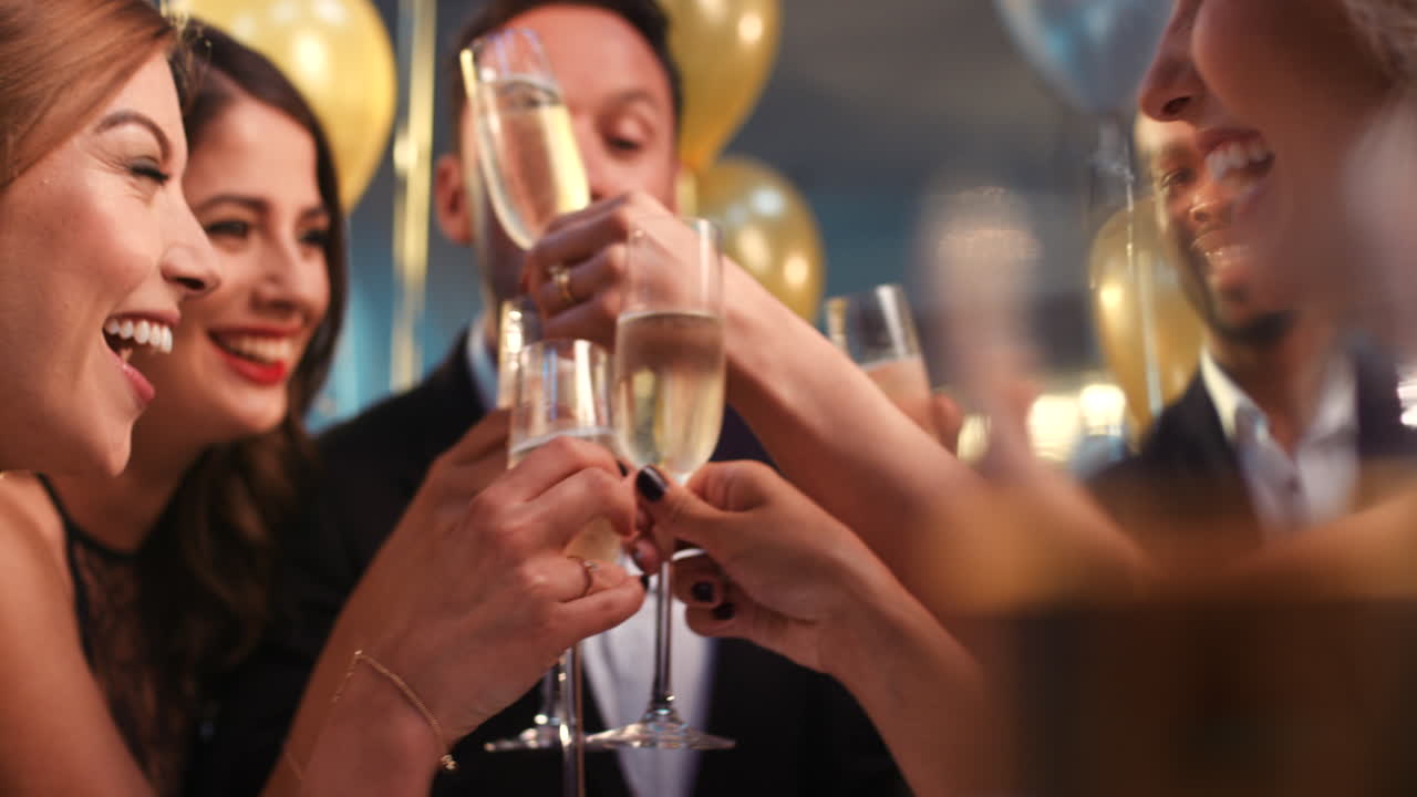 amigos celebrando con champán