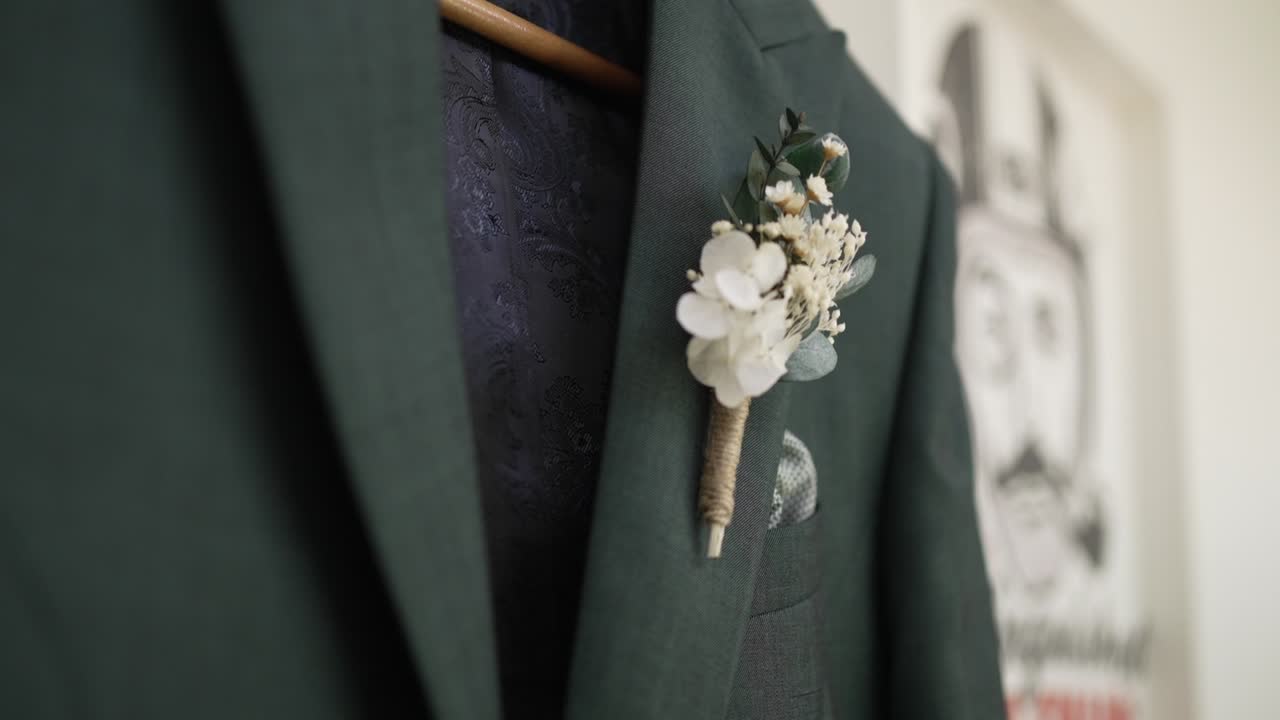 Elegant Green Groom Suit with Dried Flower Boutonniere