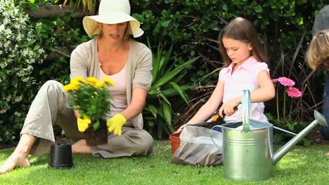 Die-Ganze-Familie-Macht-Gartenarbeit