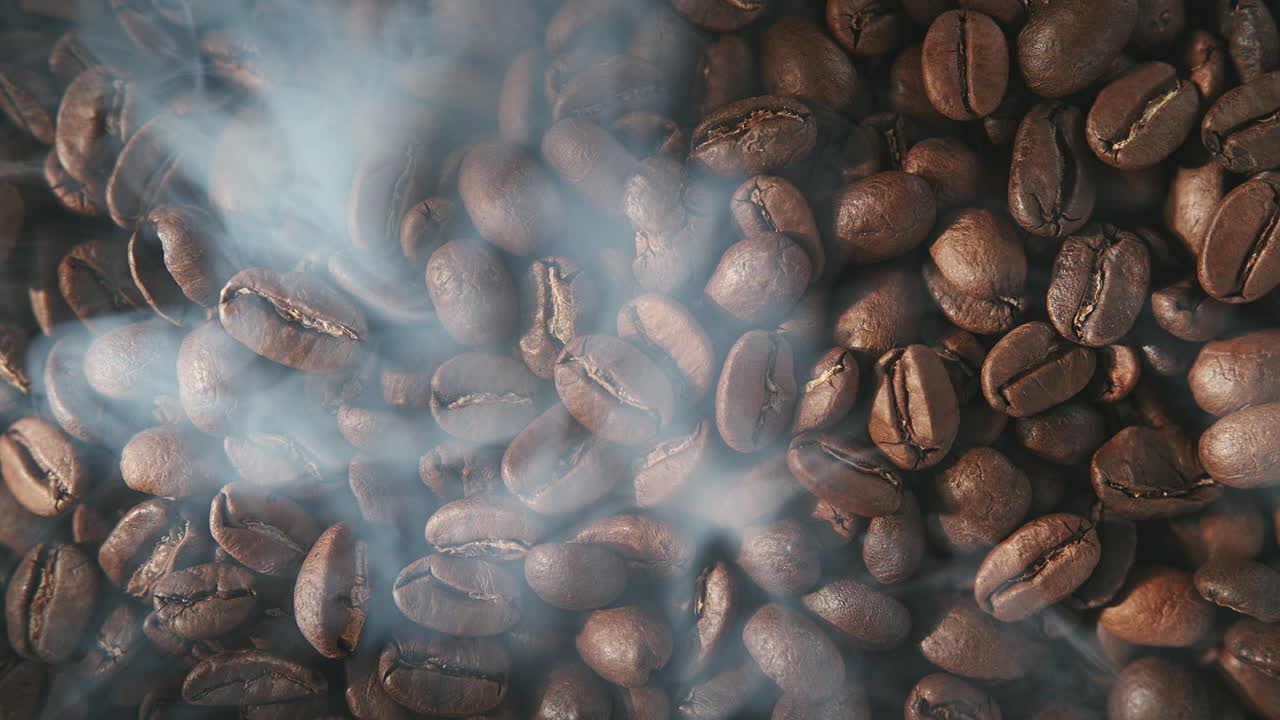 담배 를 피우고, 회전 하는 구운 커피 콩 을 로스터리 에서 냉각 하는 것 - 위쪽 에서 볼 수 있다