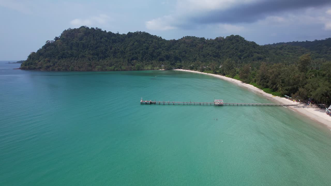 Paesaggio idilliaco della spiaggia di Ao Phrao a Ko Kut, Trat, Thailandia - Ripresa da drone