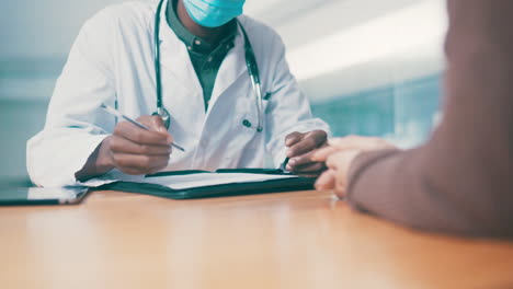 un médico irreconocible que tiene una consulta