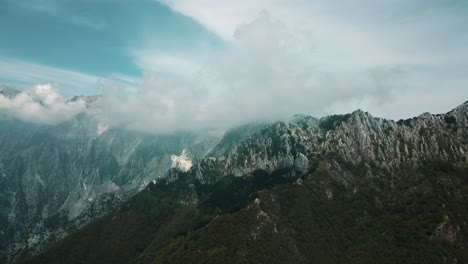 Slow-4K-view-of-Pian-della-Fioba-in-Massa,-in-Tuscany,-Italy