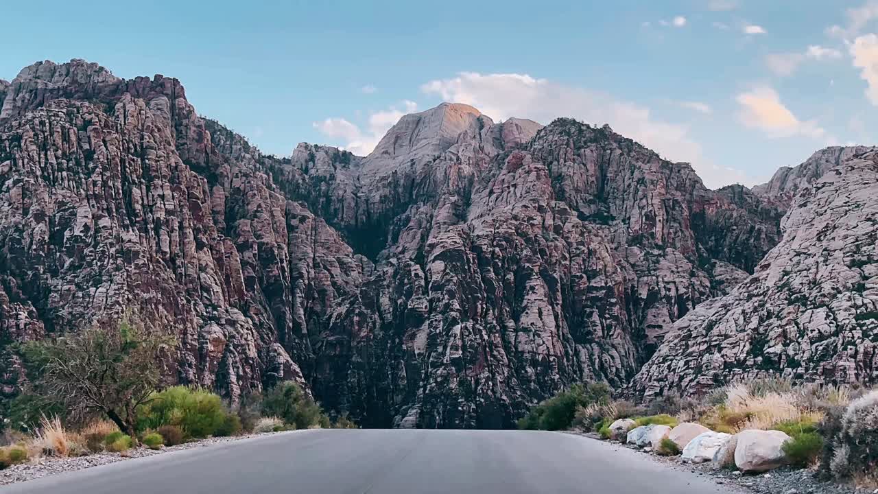 레드 록 캐니언을 가로지르는 산길
