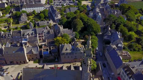 Volando-Alrededor-Del-Campanario-De-Una-Antigua-Iglesia