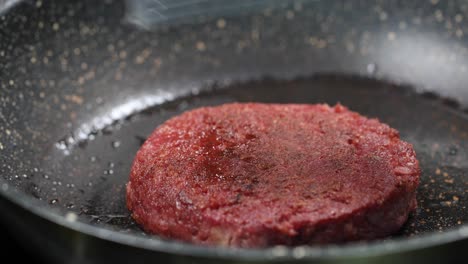 hamburguesa vegana cocinada en una sartén
