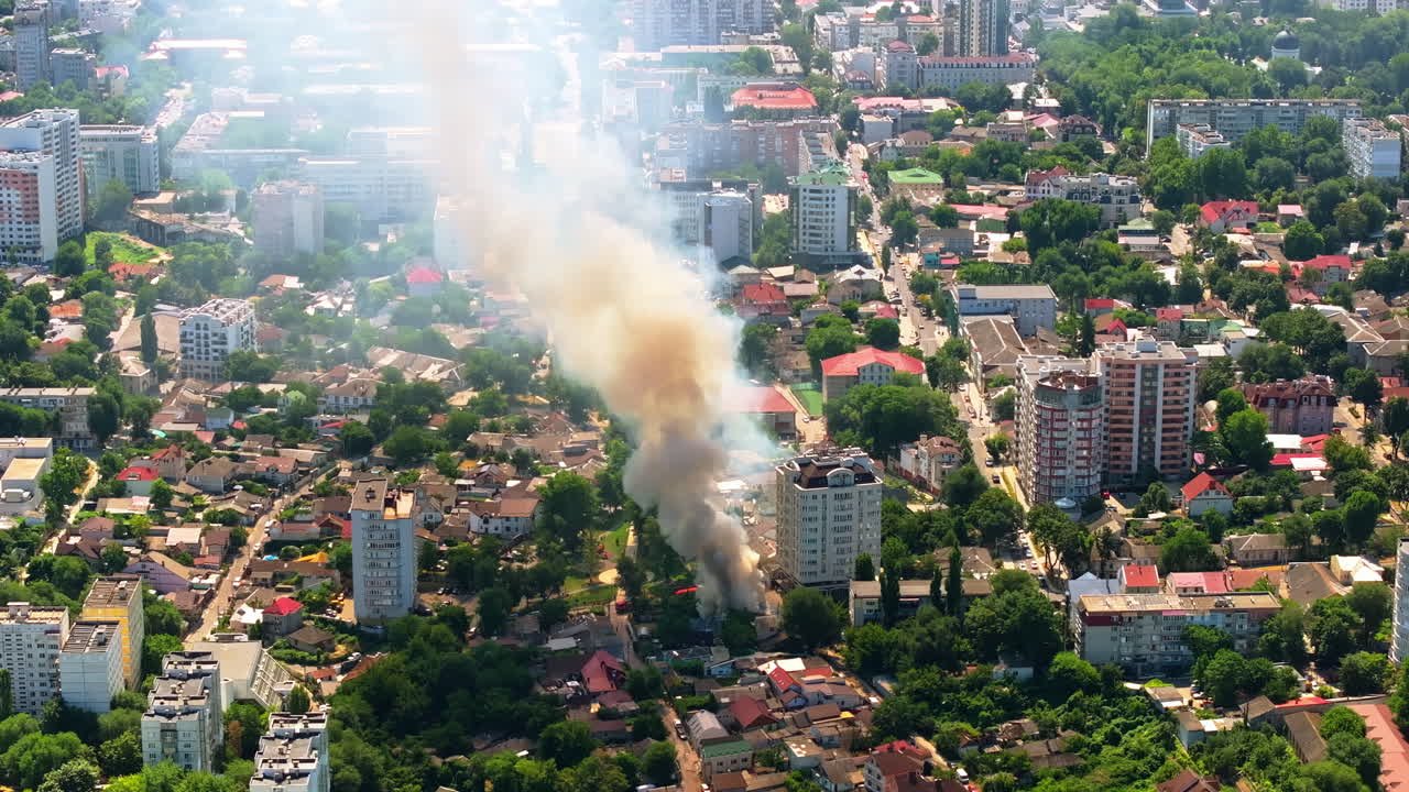 Tampilan drone udara dari asap yang keluar dari sebuah bangunan di Chisinau, Moldova