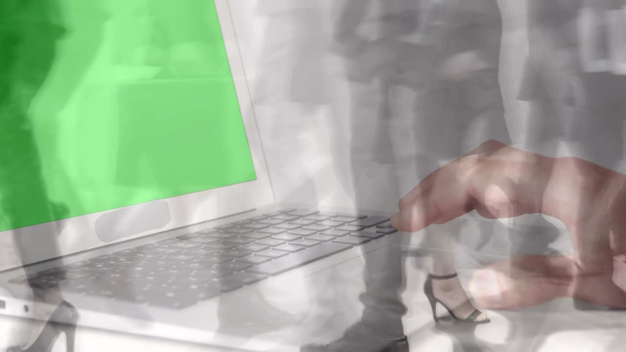 현대 건물에서  ⁇ 고 있는 승객들이 초록색 화면을 가진 노트북을 사용하는 손의 애니메이션