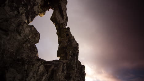 Impresionante-Lapso-De-Tiempo-De-Movimiento-De-Un-Arco-De-Roca