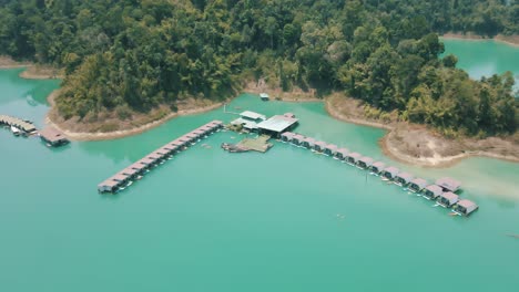 imágenes en cámara lenta de bungalows sobre el agua en el lago cheow lan, tailandia