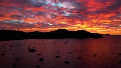 Drohnenflug-Enthüllt-Einen-Unglaublich-Farbenfrohen-Sonnenuntergang-über-Der-Küste-Von-Guanacaste-In-Costa-Rica