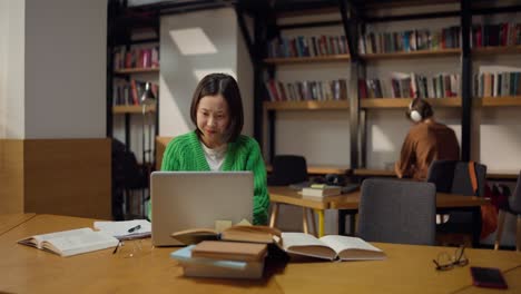 mujer estudiando en una biblioteca