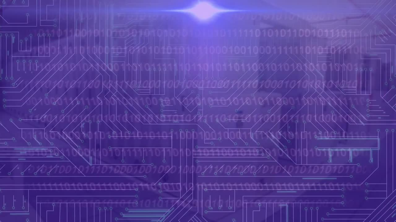 animación de punto de luz sobre conexiones de microprocesador y codificación binaria contra la sala de servidores