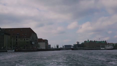 paseo en barco por el centro de copenhague, dinamarca