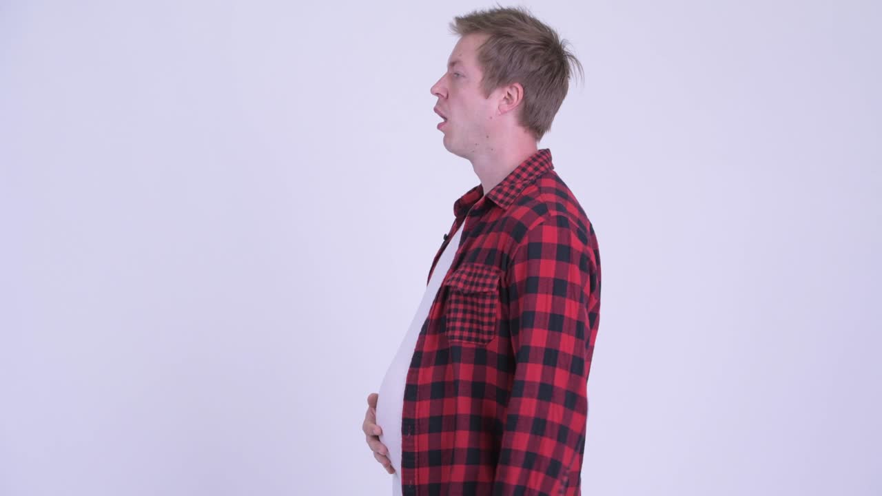 un joven hipster con una gran barriga.