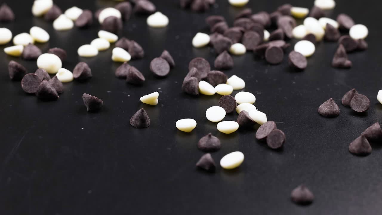 표면에 어져 있는 색과 어두운 초콜릿 조각