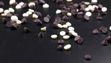 trozos de chocolate blanco y oscuro esparcidos por la superficie