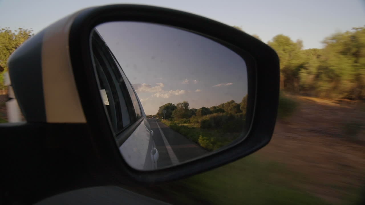 filmando el espejo del pasajero del automóvil mientras conduce por una ruta escénica al atardecer en vacaciones mallorca españa roadtrip freedome