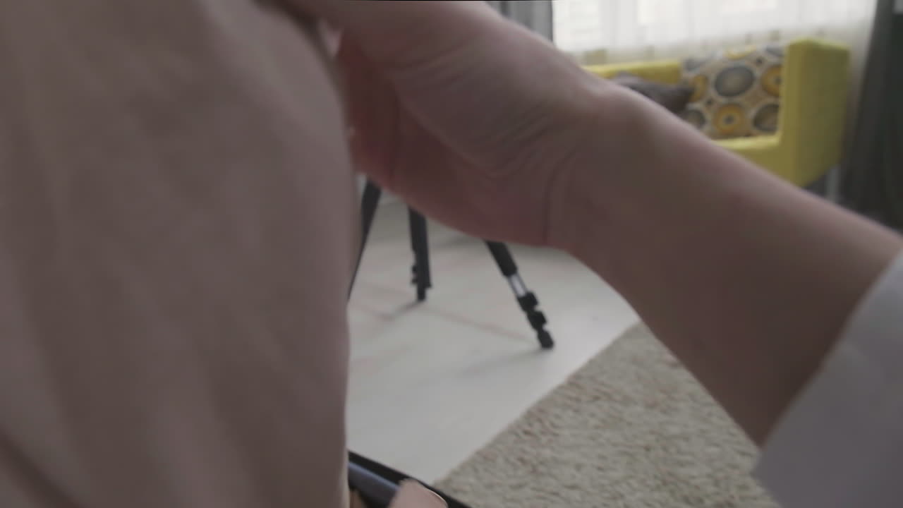 ajuste de ropa en un estudio de fotografía