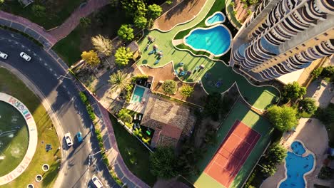 vista aérea del paisaje urbano y marino de benidorm desde una perspectiva de dron en el sur de españa