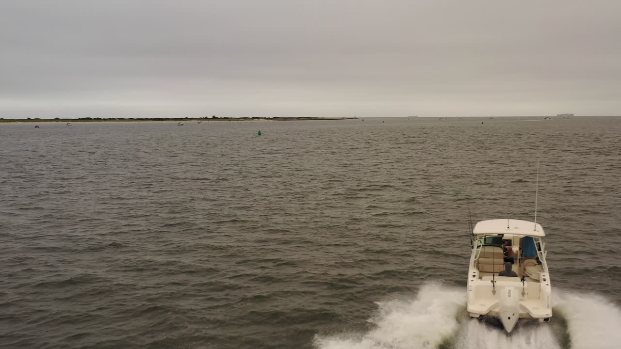 Una vista aerea di un peschereccio che sfreccia nell'Oceano Atlantico vicino a Long Island, NY