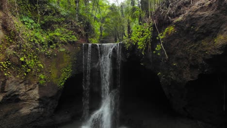 Cascada-De-Suwat-En-Bali,-Fotografiada-Por-Un-Dron-Para-Capturar-La-Fascinante-Belleza-De-La-Naturaleza.