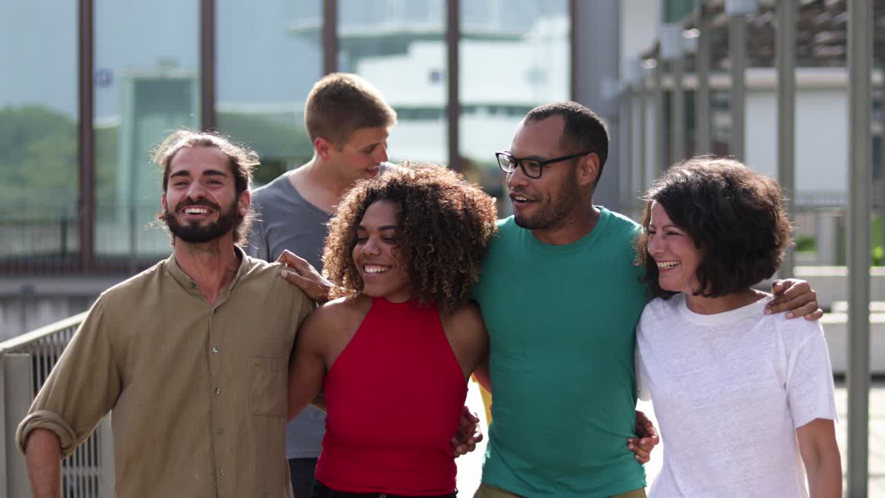 amigos alegres caminando y riendo al aire libre