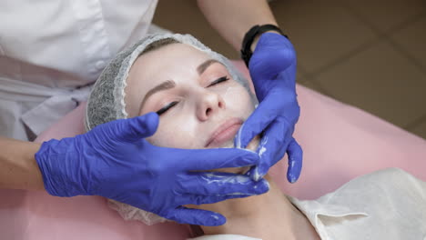 mujer recibiendo un tratamiento facial