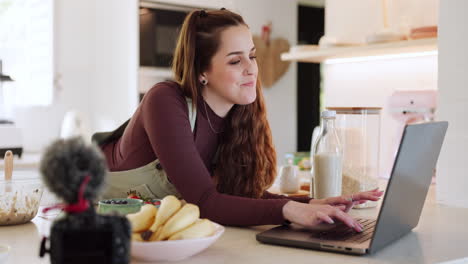 cocina, portátil y receta de escritura de mujer feliz