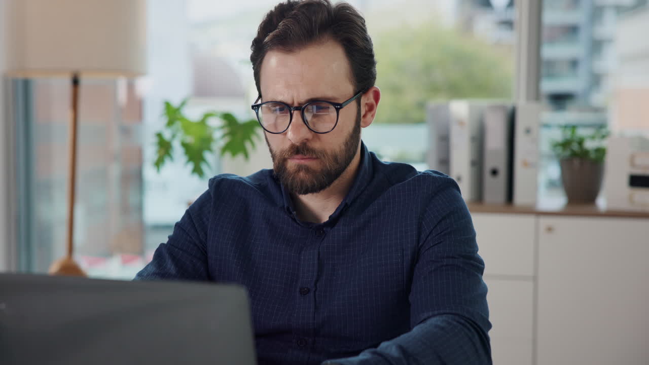hombre trabajando en una computadora portátil