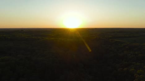 Aerial-shot-of-a-late-sunset-over-the-hills-and-mountains-of-Wisconsin,-USA