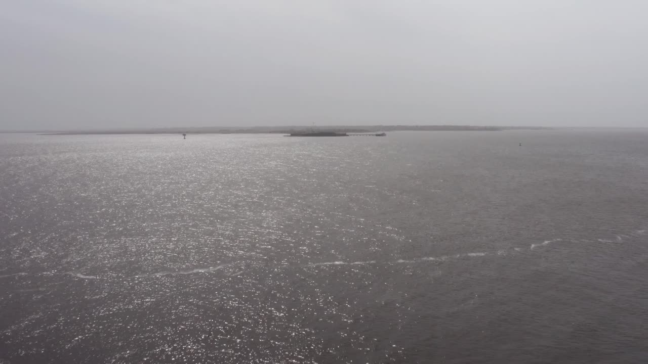 사우스 캐롤라이나에서 낮은 가시성으로 흐릿한 날 동안 설리반 섬의 포트 몰트리에서 찰스턴 항구의 역사적인 포트 서머의 공중 낮은 상승