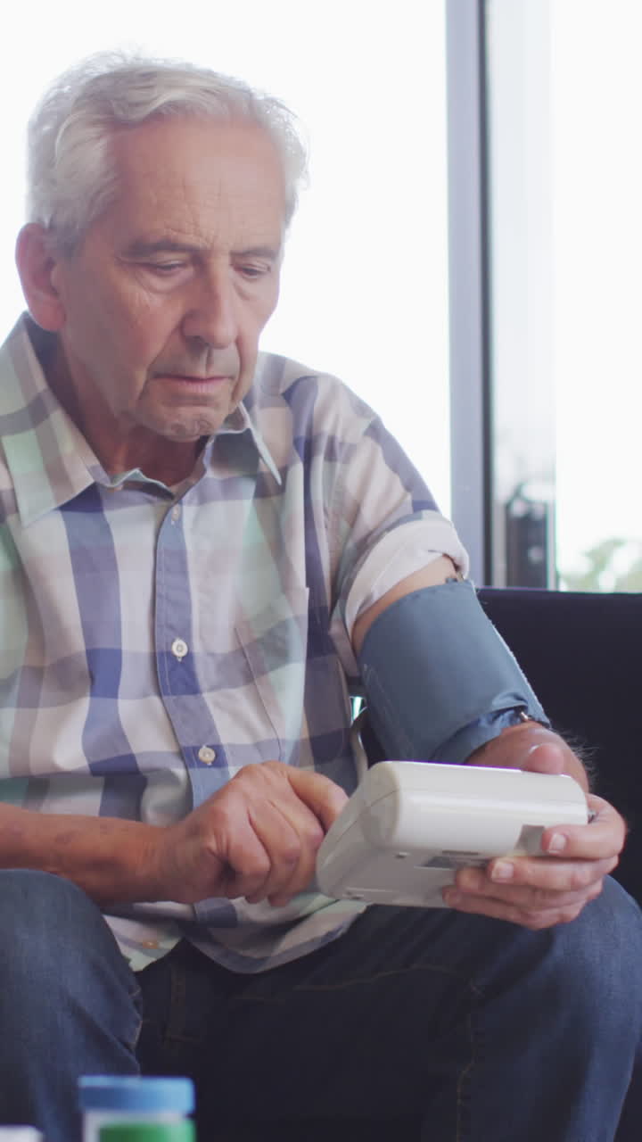 압력을 확인하는 초점을 맞춘 백인 노인 남자의 비디오