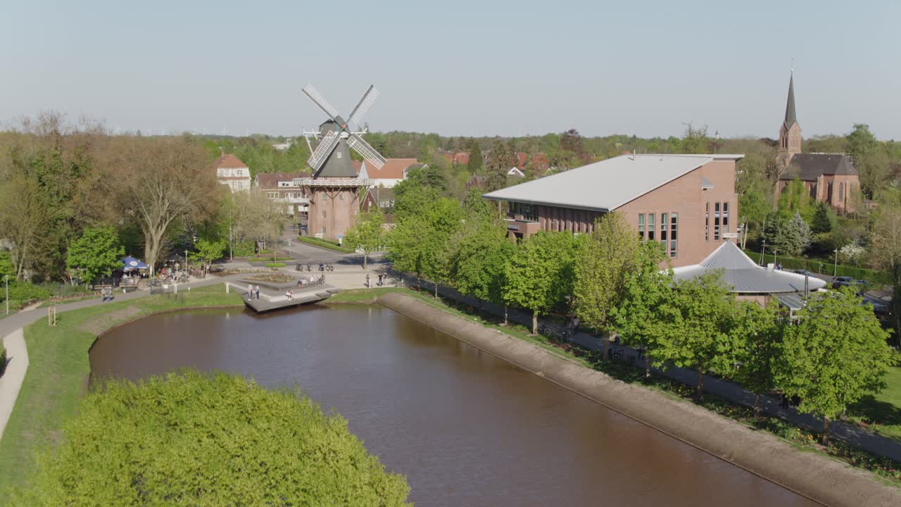 아름다운 봄날 파펜부르크에 풍차와 커치가 있는 독일 북부의 시티파크
