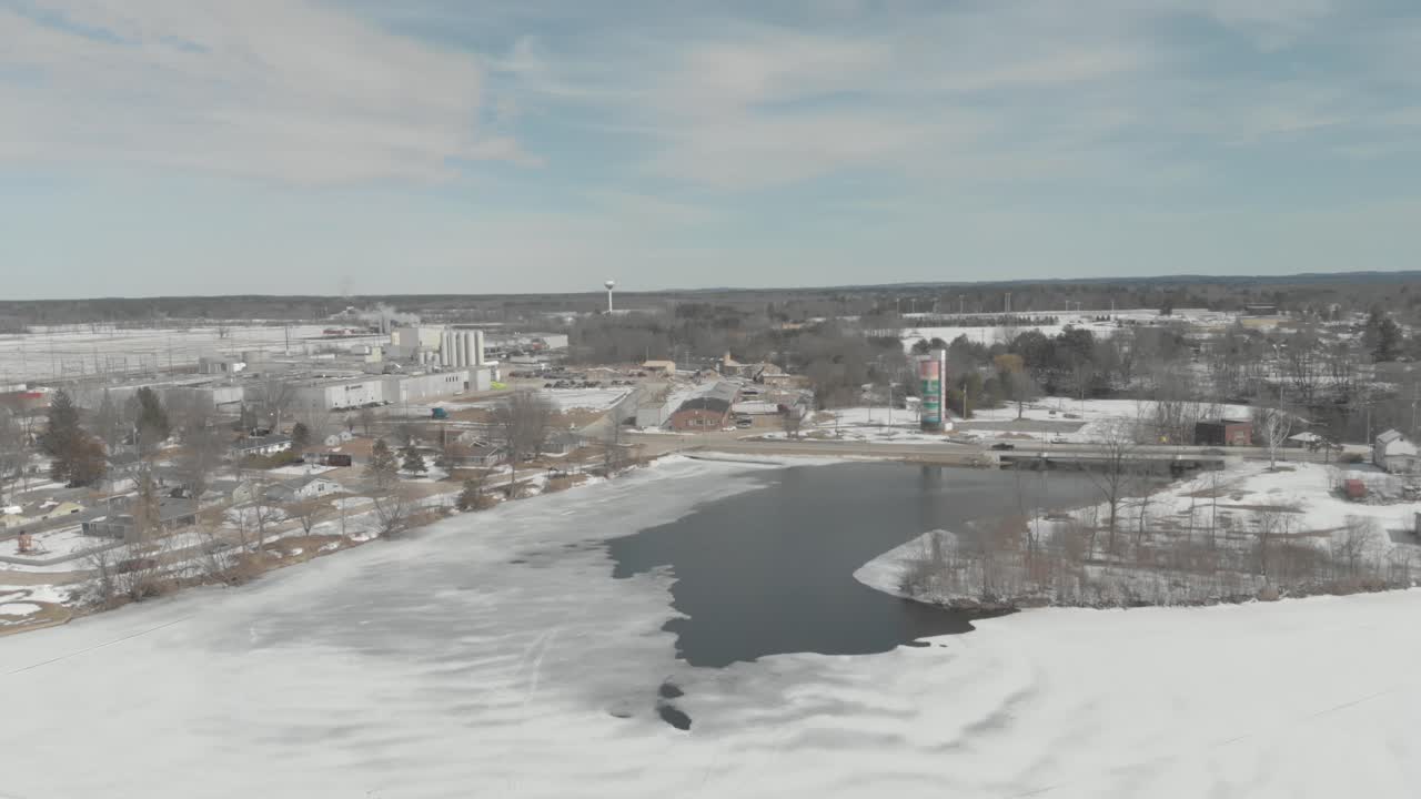 замерзшее озеро разбивается в мертвой зимней тундре северного города