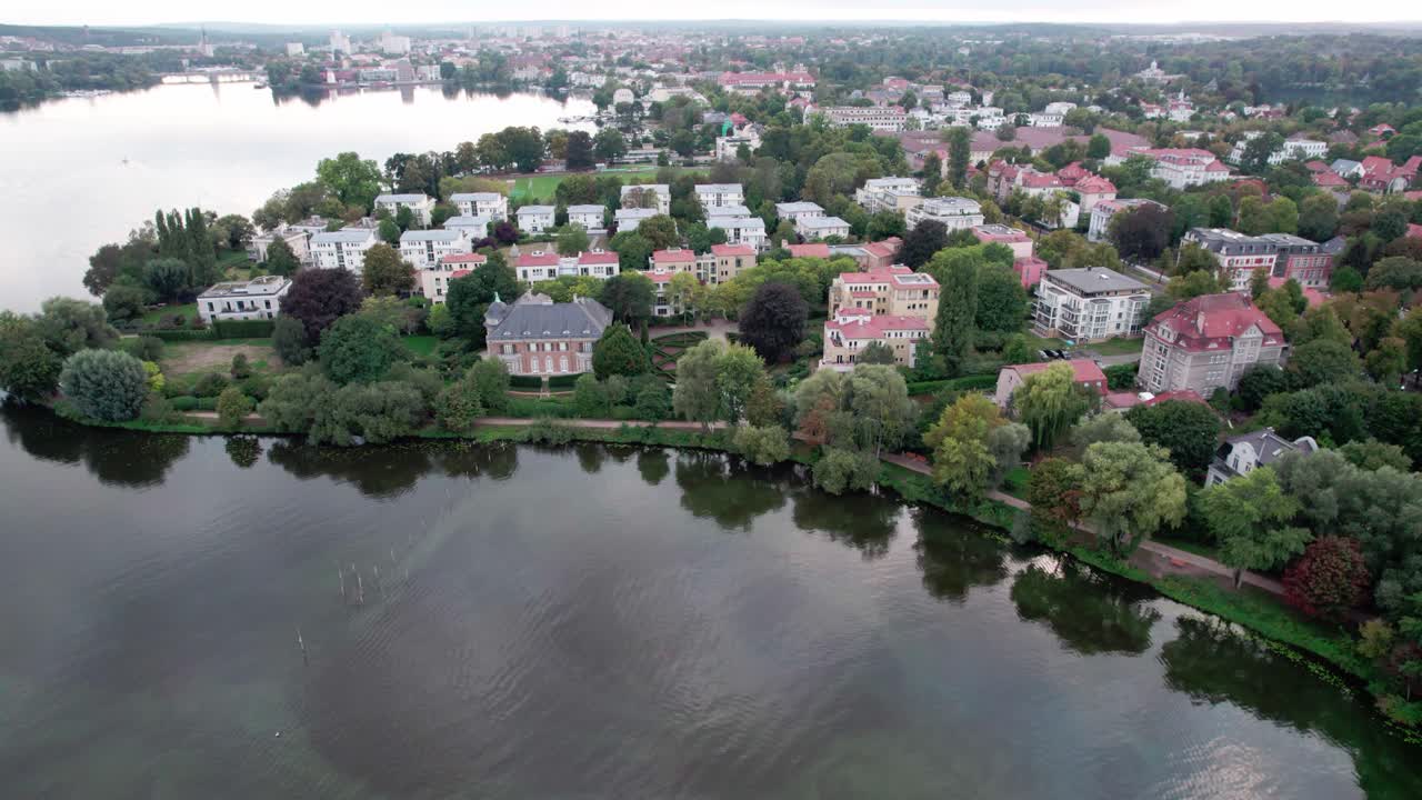 Drone panoreert over luxe huizen op een eiland in Berlijn