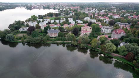 Drohne-Schwenkt-über-Luxushäuser-Auf-Einer-Insel-In-Berlin