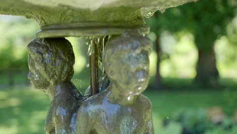 Brunnenskulptur-Im-Park-Mit-Fließendem-Kristallklarem-Wasser