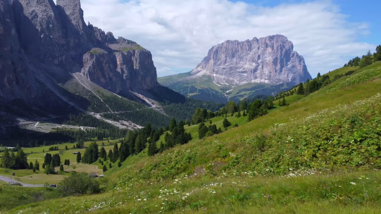 Betagende panorama af Gardena Pass, der oplyser Dolomitterne om sommeren